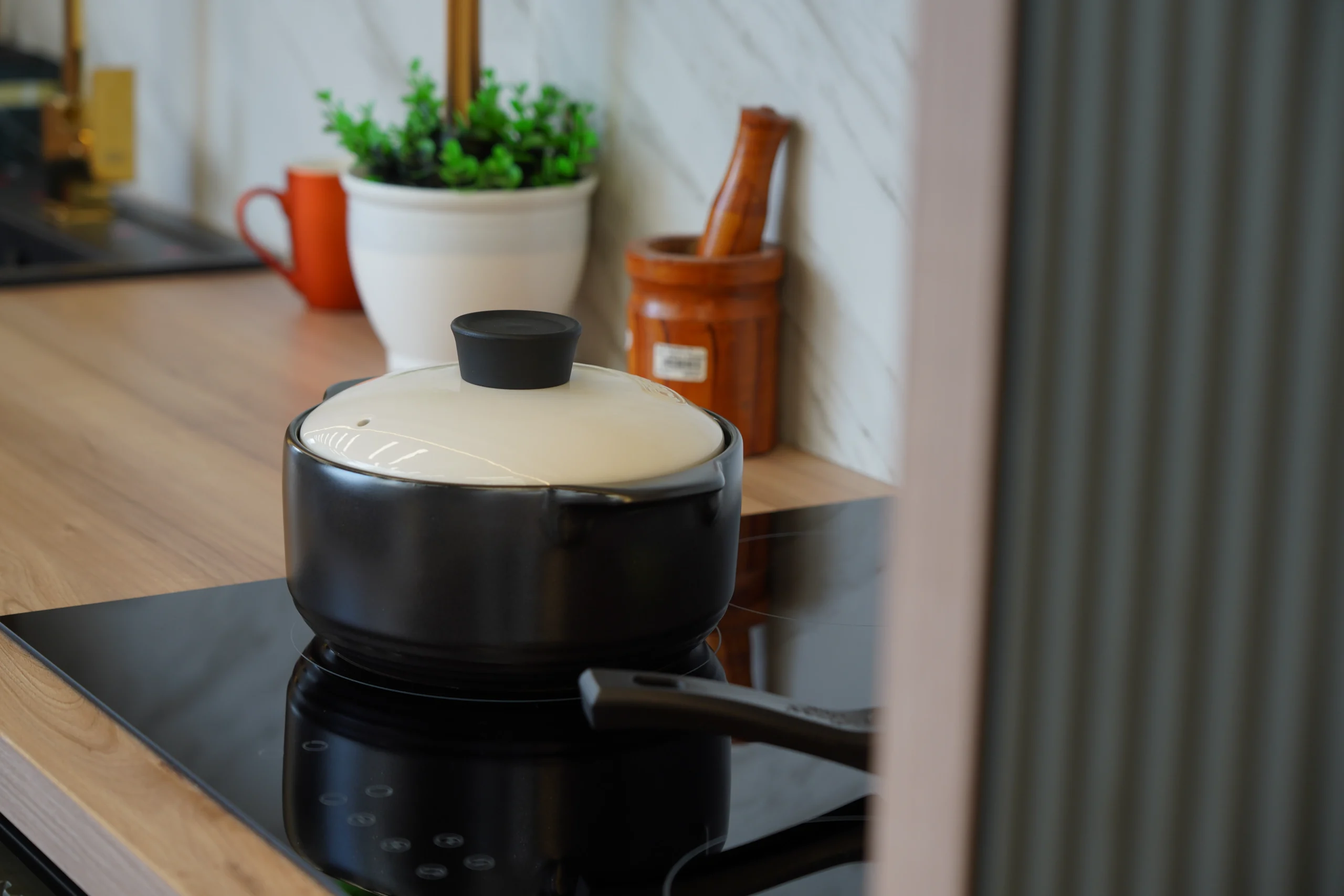 Modern Induction Cooktop with Ceramic Pot